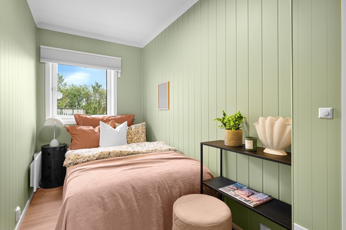 Dette er Saturn. Soverommene er av god størrelse med plass til det man trenger. Nye garderobeskap med speilfronter, seng, panelovn og solskjerming medfølger. Galleribilde