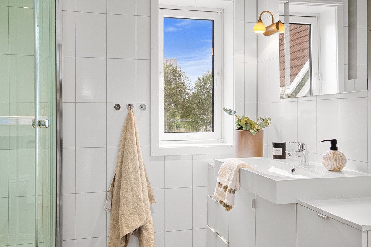 Lyst og moderne baderom med fin standard. Flis, varme i gulv, praktisk dusjkabinett. Vaskemaskin og tørketrommel medfølger. Galleribilde