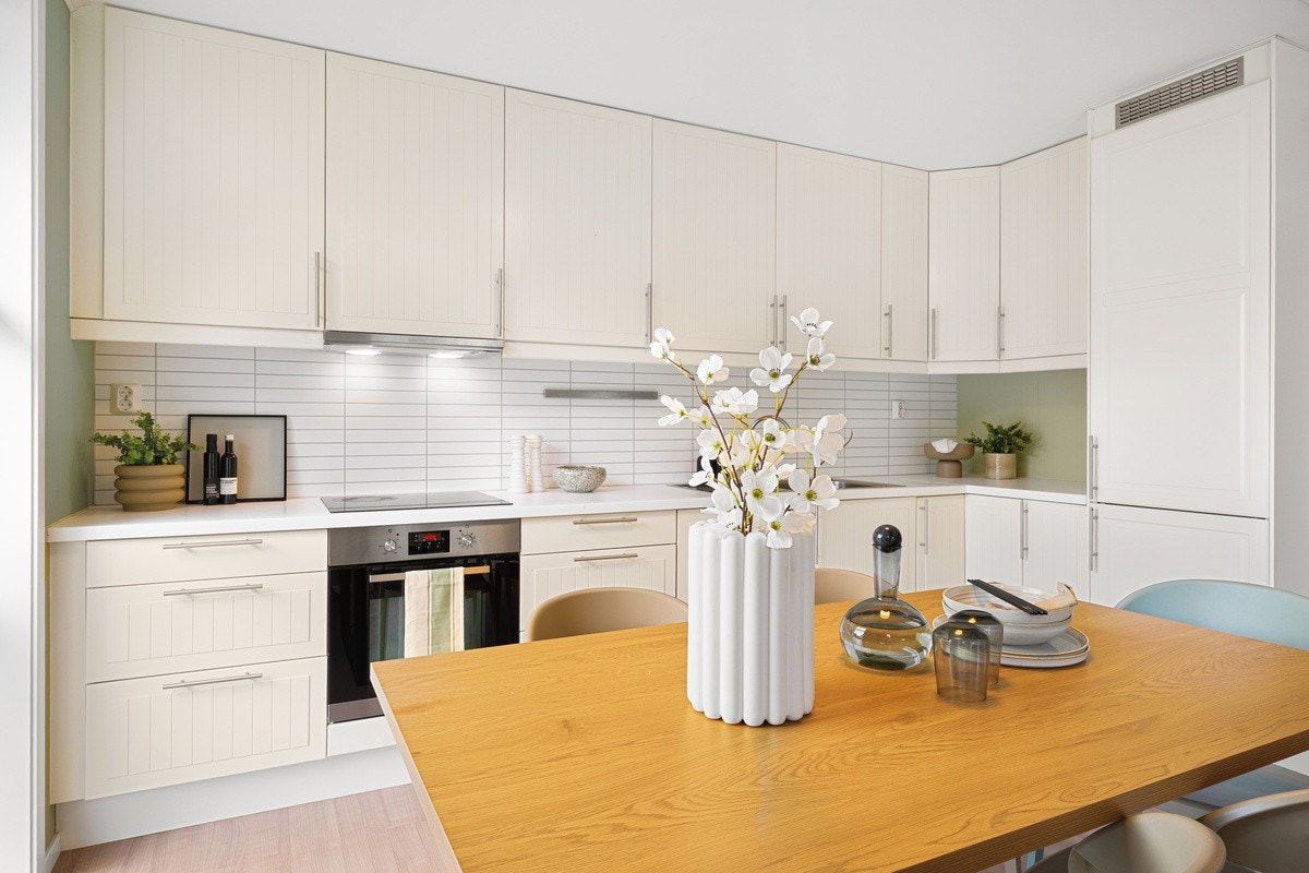 Moderne og romslig kjøkken med integrerte hvitevarer og alt av kjøkkentilbehør. Her har du alt du trenger! Galleribilde