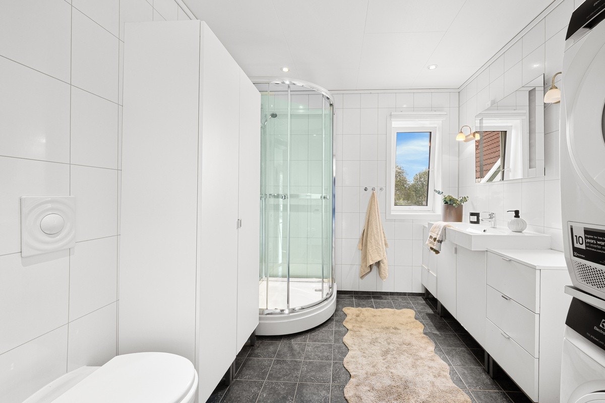 Lyst og moderne baderom med fin standard. Flis, varme i gulv, praktisk dusjkabinett. Vaskemaskin og tørketrommel medfølger. Galleribilde