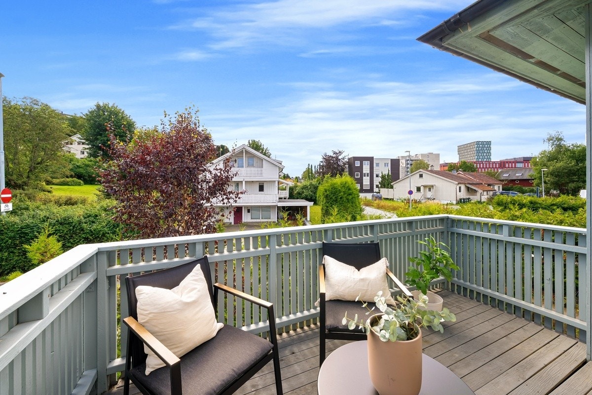 Koselig sørvendt balkong med utgang fra stuen. Her kan man nyte gode solforhold. Galleribilde