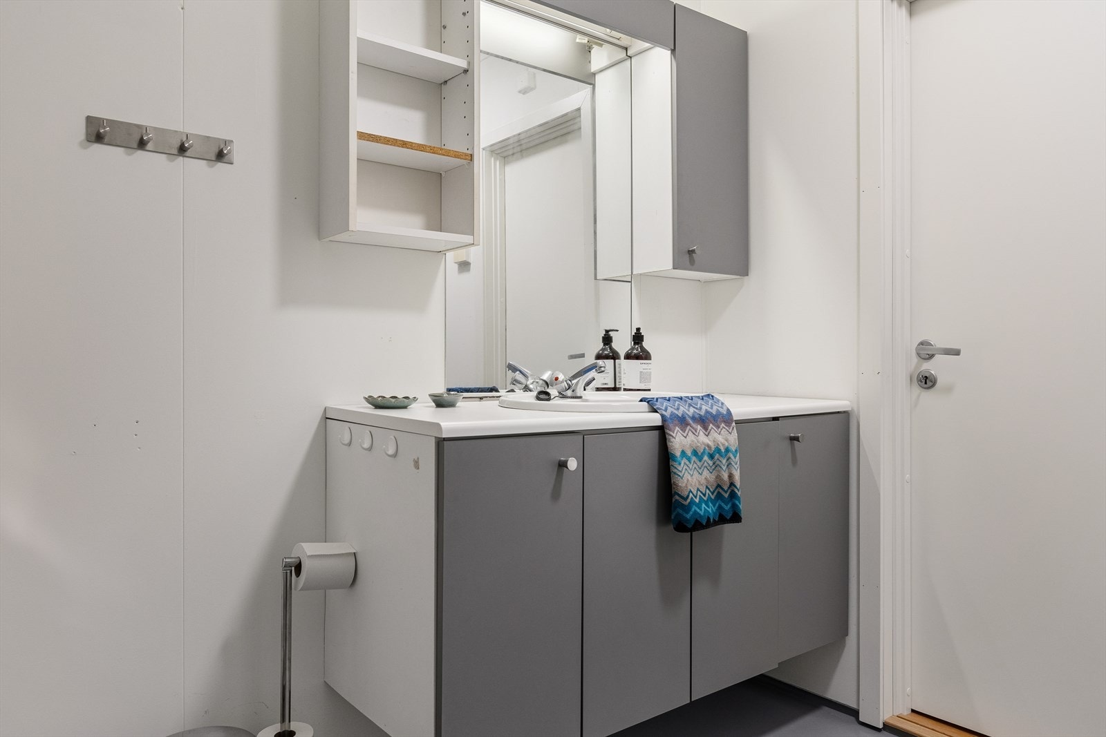 Baderomsinnredning med nedfelt servant. Godt med skap-/hylleplass. Galleribilde