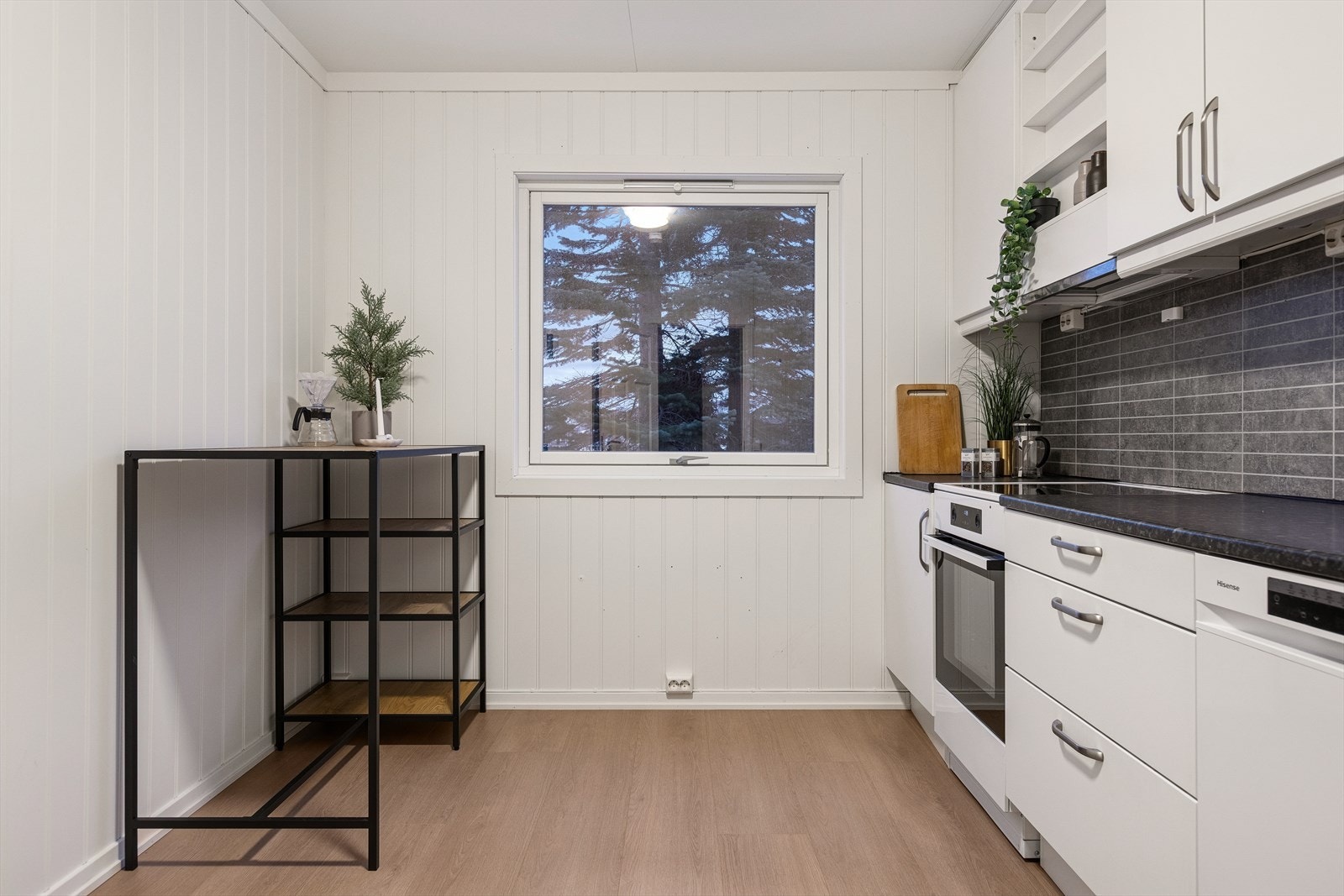 Kjøkkenet har frittstående hvitevarer. Galleribilde