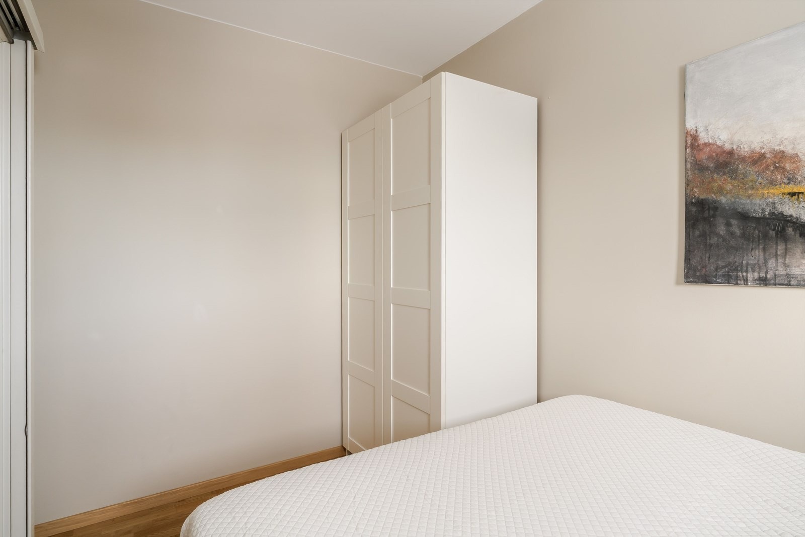 Garderobeløsningen gir praktisk oppbevaring. Galleribilde