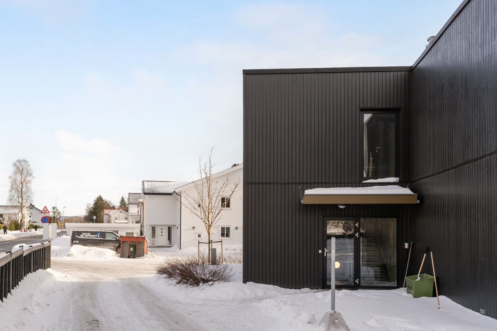 Fra leiligheten tar det ca. 3 minutter til Heimdal sentrum og ca. 15 min til Trondheim sentrum. Bussholdeplass og dagligvarebutikk er også like utenfor. Galleribilde