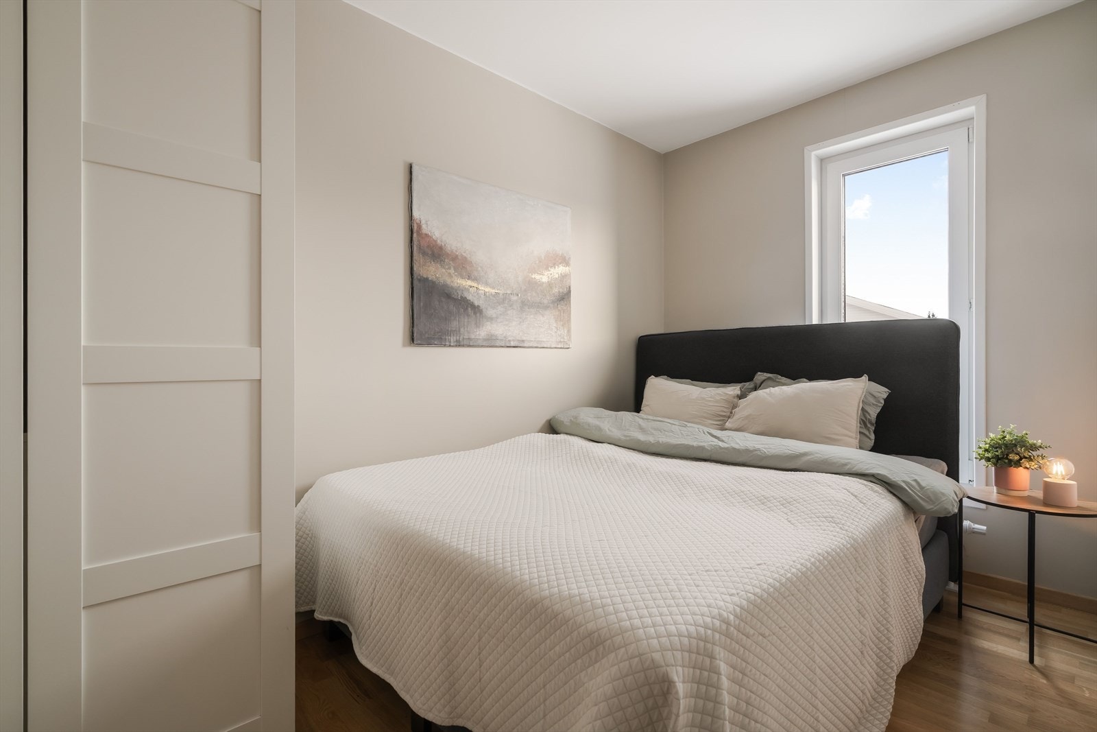 Soverommet har en rolig og behagelig atmosfære med plass til dobbeltseng og tilhørende møblement. Galleribilde