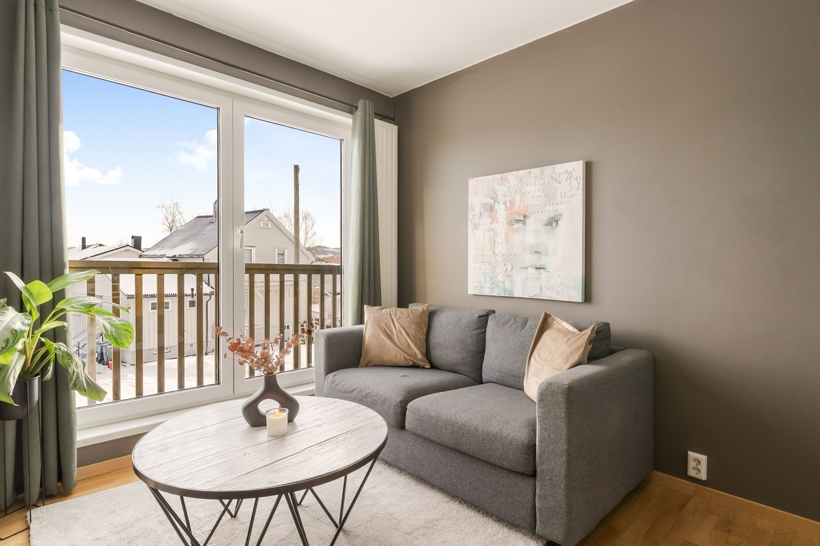 Aktiv Eiendomsmegling v/ Marius Kvalvik har gleden av å presentere Ringvålvegen 58 - strøken 2-roms leilighet fra 2016 i andre etasje med fransk balkong. Foto: Grattis Foto v/ Vidar Alvik. Galleribilde