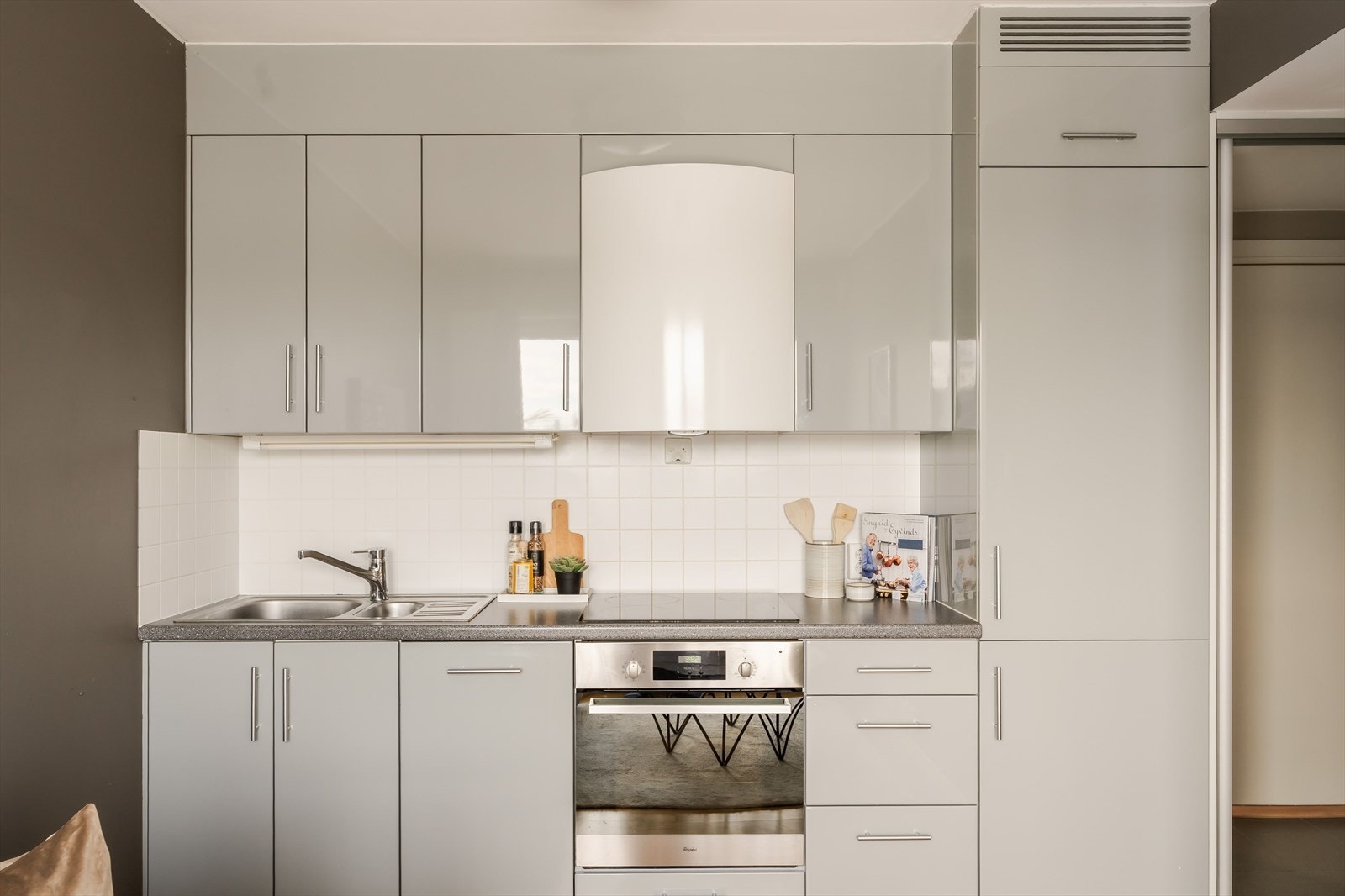 Kjøkkenet er funksjonelt og kjøkkeninnredningen er bygd helt opp tiltaket. Hvitevarer som kjøle- og fryseskap, stekeovn, oppvaskmaskin og platetopp er integrerte. Galleribilde