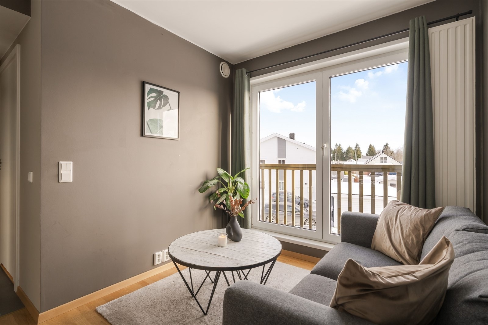 Leiligheten ligger i et veletablert område med kort vei til kollektivtransport, dagligvare, skoler og barnehager. Et rolig bomiljø med enkel tilgang til Heimdal og Trondheim sentrum. Galleribilde