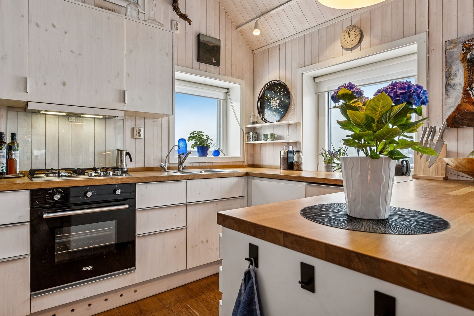 La oss gå videre inn i kjøkkendelen. Her ser du gasstoppen (som sagt kan den enkelt endres til elektrisk om det skulle være ønskelig). Det venstre vinduet er det som gir utsikt ned mot Hurdalsjøen. Galleribilde