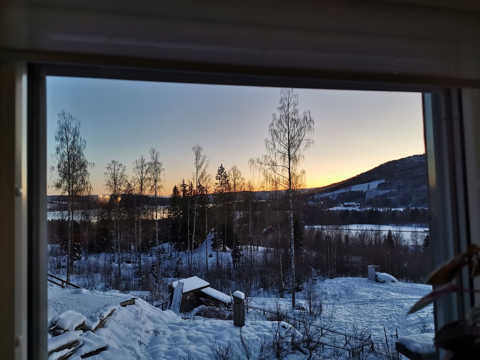 Utsikten fra dette vinduet over kjøkkenbenken, gir en fantastisk ro til arbeidet med maten - eller om du rett og slett nyter utsikten mens du venter på morgenkaffen. Galleribilde