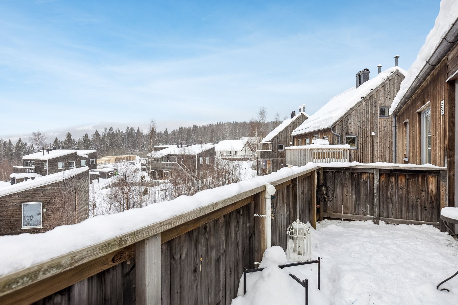 Vel nede i stua kan vi gå ut på verandaen og se oss om... Her ser vi i den retningen der du ser solnedgangen om sommeren... Galleribilde
