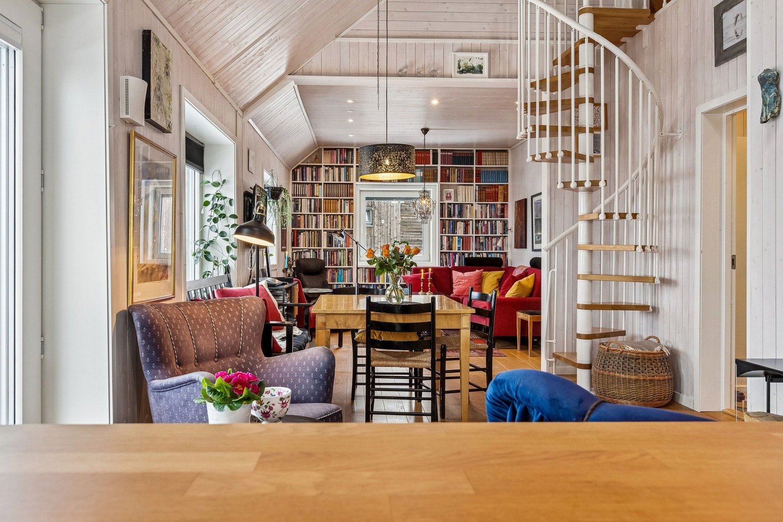 Men før vi forlater kjøkkenet: La oss stå der og se innover i stua. Her er det fint å stå og se på TV eller en video mens du lager mat. (Du skimter skjermen til venstre på veggen bak stålampa.) Galleribilde