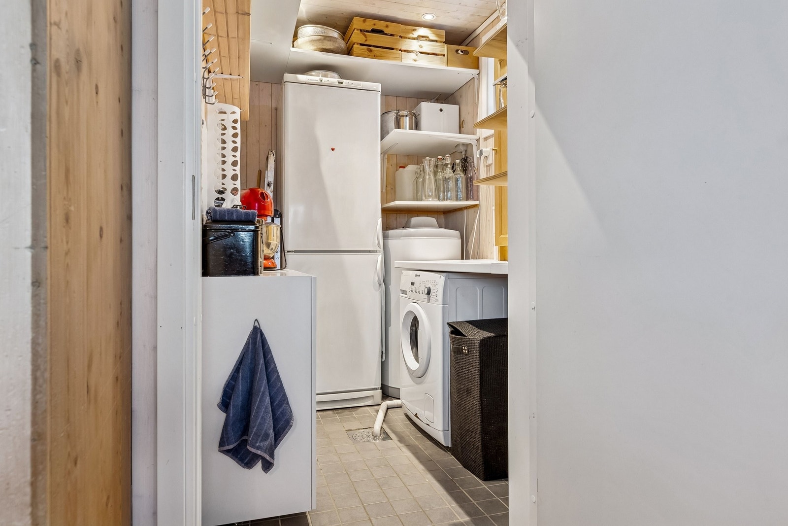 I tilknytning til kjøkkenet, er det et romslig "teknisk rom". Her er det gode lagringsmuligheter og plass til vaskemaskin. Galleribilde