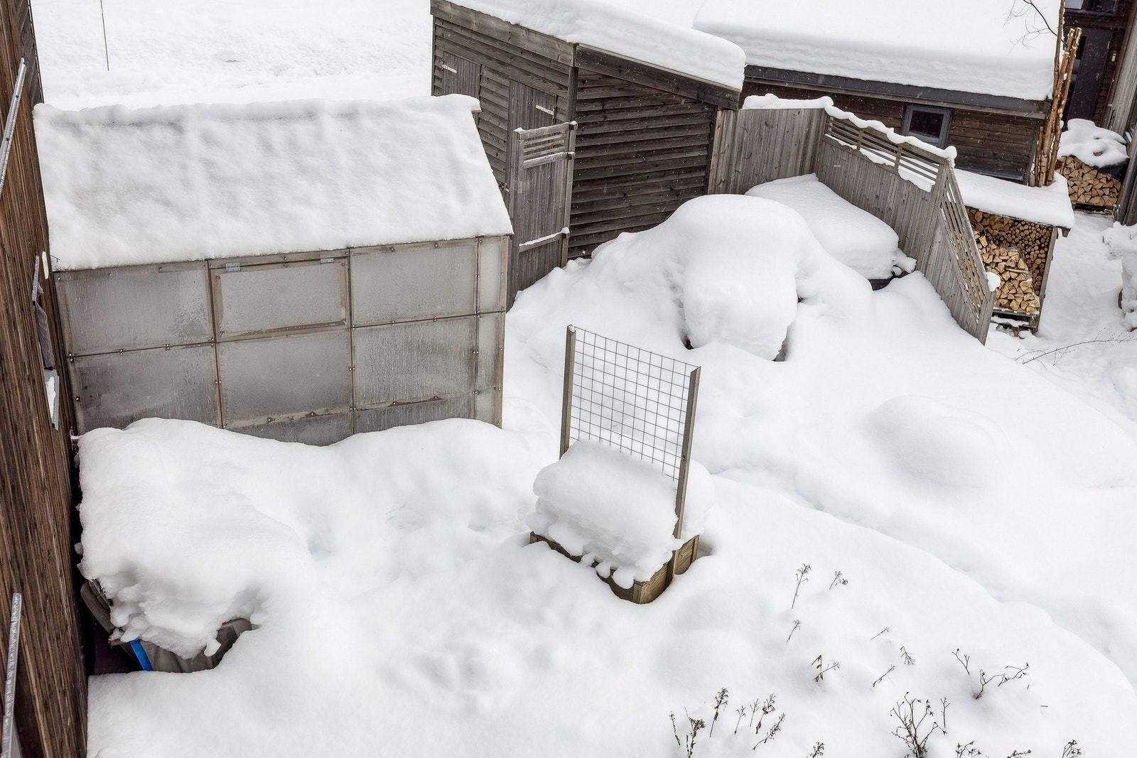 ....og så kan du ta en titt ned i hagen. Ikke mye å se på nå om vinteren, men..... Galleribilde
