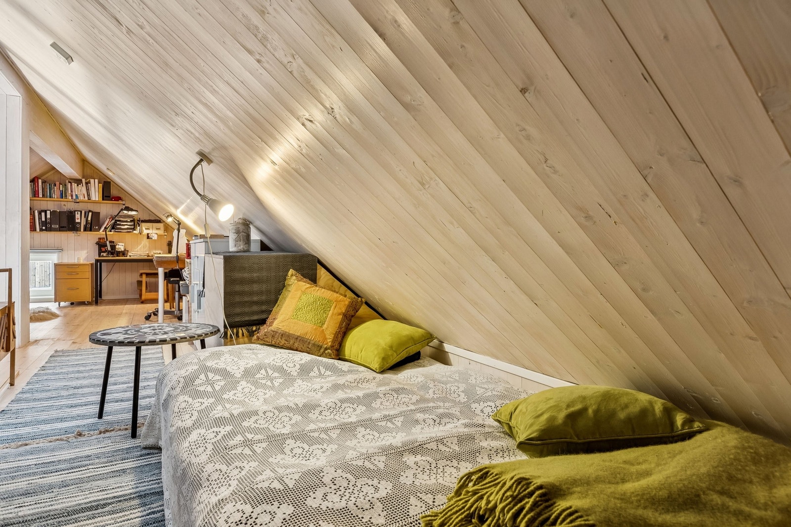 På hemsen er det også enda en gjesteseng - og her ser du arbeidsrommet på hemsen, rett fram. Galleribilde