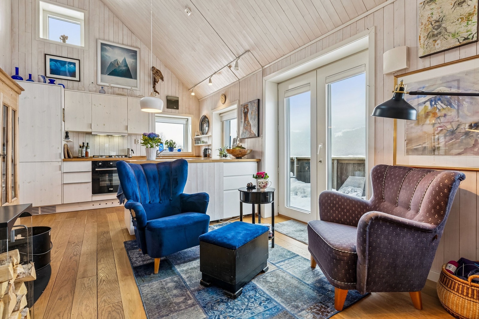 Snur du deg litt til venstre, ser du inn i kjøkkendelen. Det høye skråtaket gir luft og et godt rom å oppholde seg i. Galleribilde