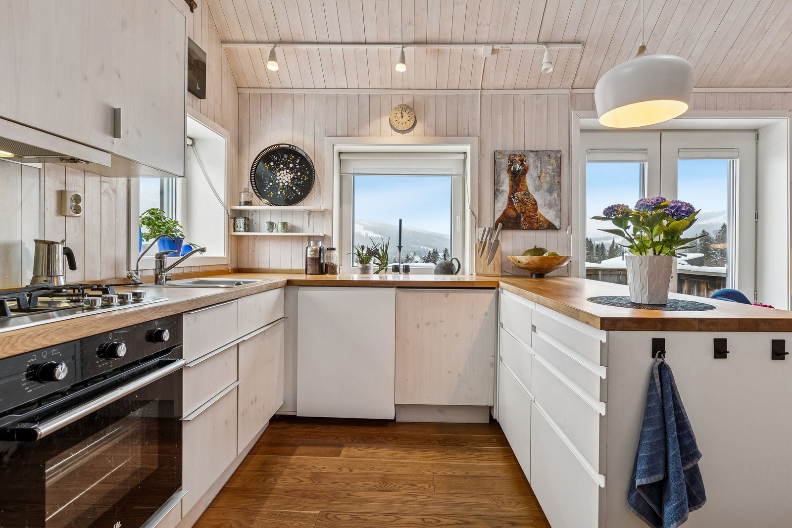 Tilbake til kjøkkendelen med benker som gir rikelig arbeidsplass. Galleribilde