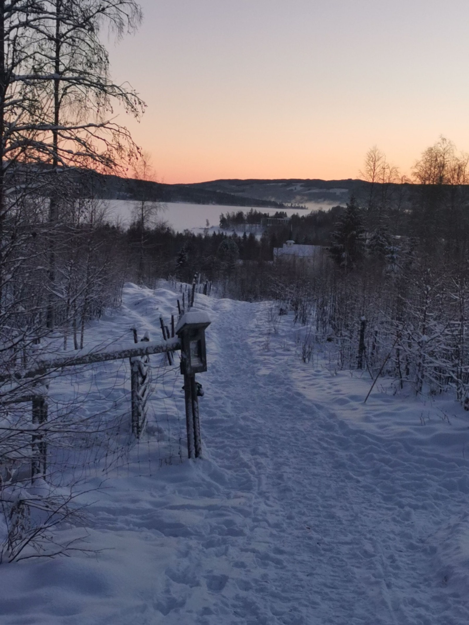 To hus bortenfor finner du stien ned til Gjøding Gård og til vannet. Galleribilde