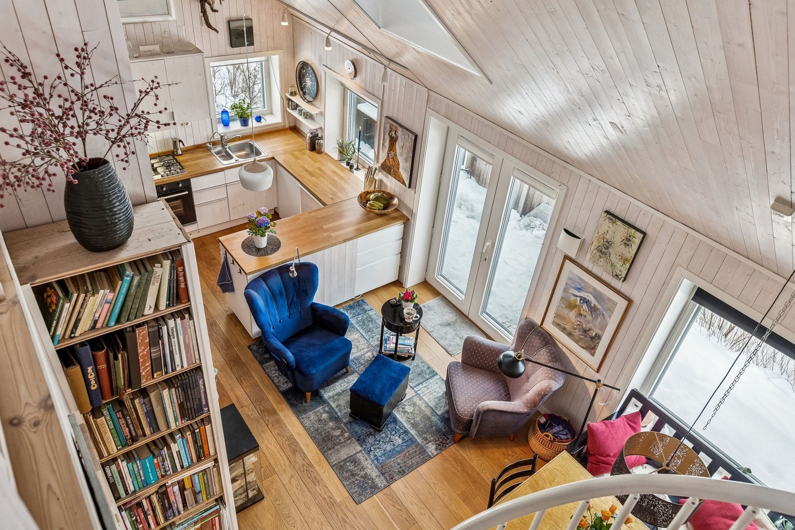 Før vi går ned vindeltrappa igjen, kan vi ta en titt ned i stue og kjøkken. Her har du god oversikt. Galleribilde