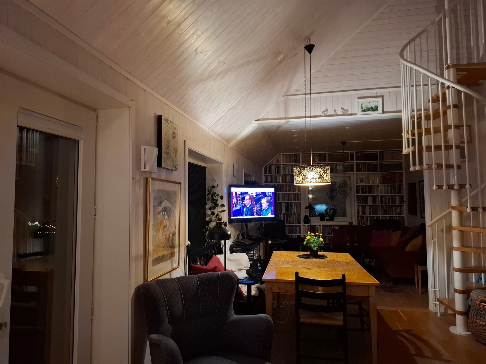 Her ser du bedre hvordan det er å stå på kjøkkenet, lage mat og se/høre på TV. Galleribilde