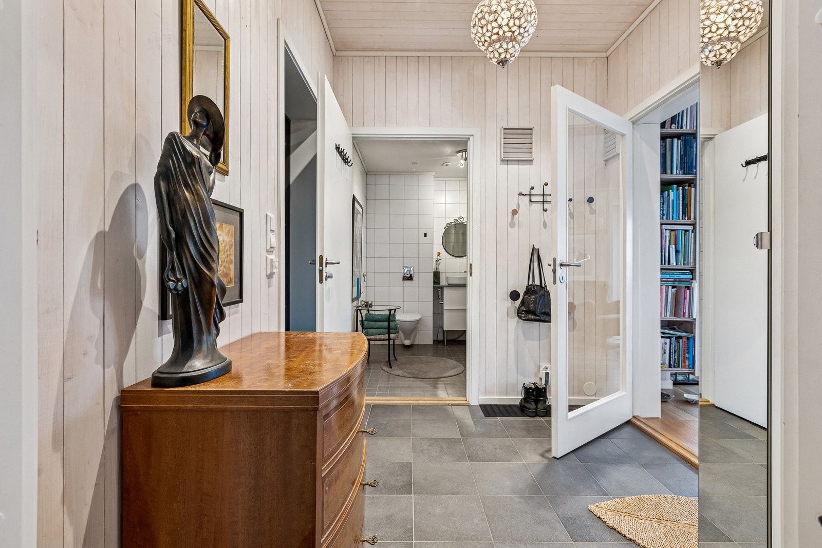 Vel inne igjen fra verandaen, kan vi gå ut i entreen. Her ser du døra til stua til høyre, og badet rett fram. Galleribilde