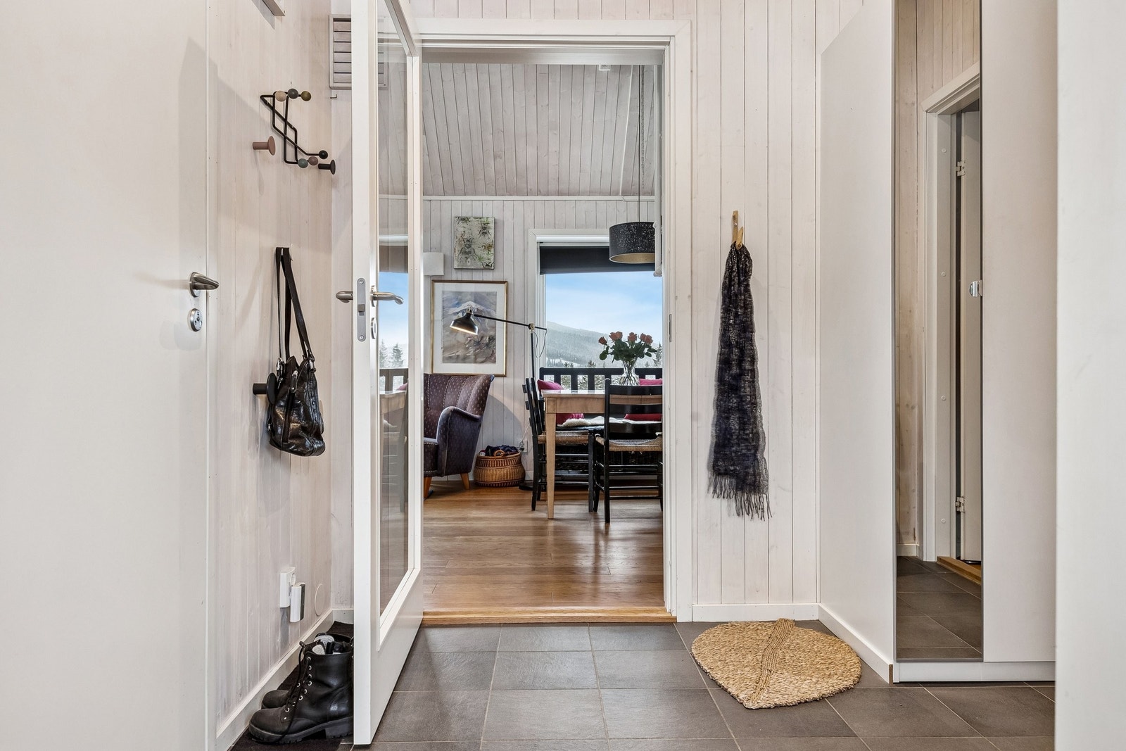 Og - velkommen inn i entreen som har fliser og varmekabler. Fra entreen går vi rett inn i... Galleribilde