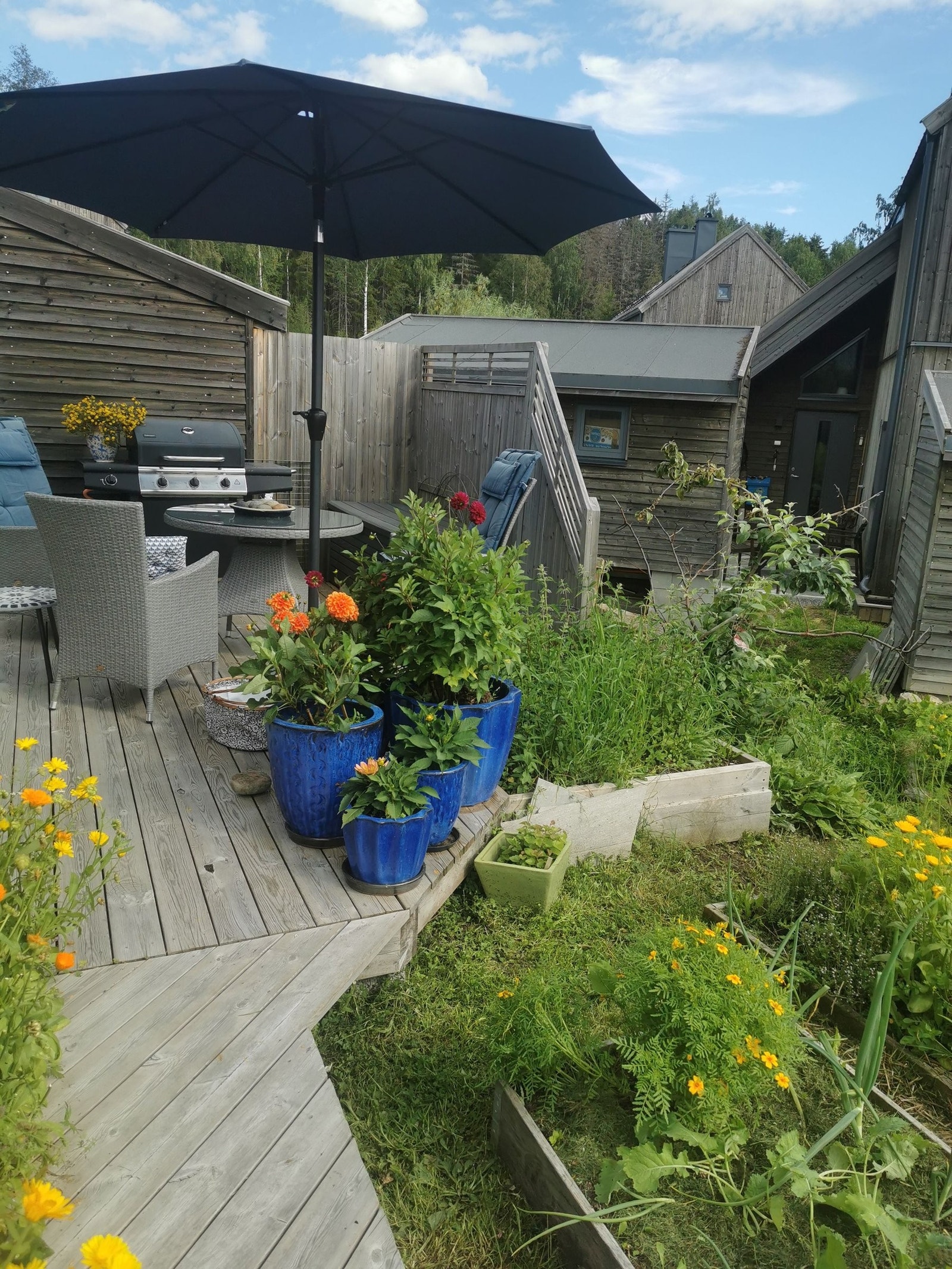 Før vi forlater hagen, kan vi ta en titt til på "ettermiddagsplassen". Her er sola fram til ca 20. Oppe på verandaen, er den til den går ned i 22-23-tiden alt etter om du er i juni, juli eller august. Galleribilde