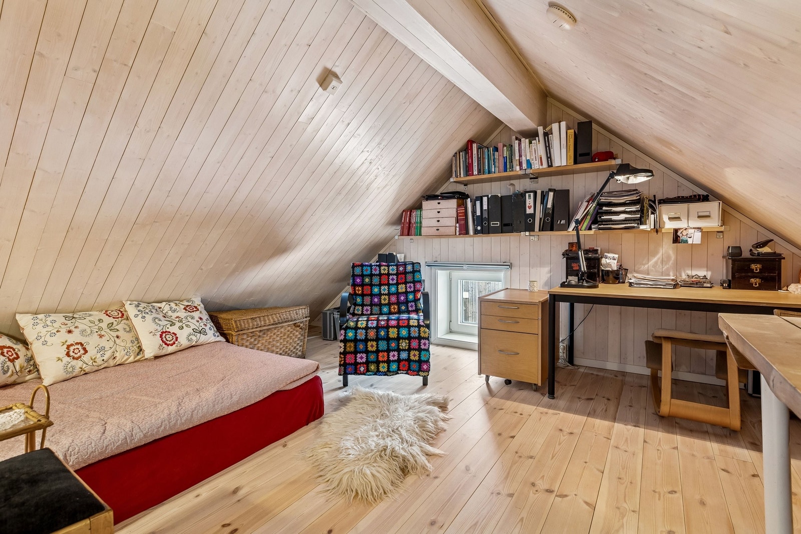 La du merke til vindeltrappa på bildet tre og fire hakk lenger bak? Når du går opp den trappa, kommer du opp til dette rommet på hemsen. Det er dette rommet flere i grenda bruker som soverom.... Galleribilde