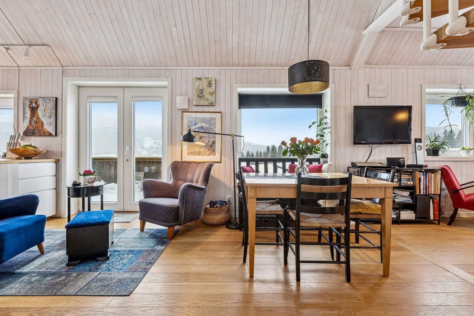 ....stua der du ser den flotte utsikten gjennom vinduene. Galleribilde