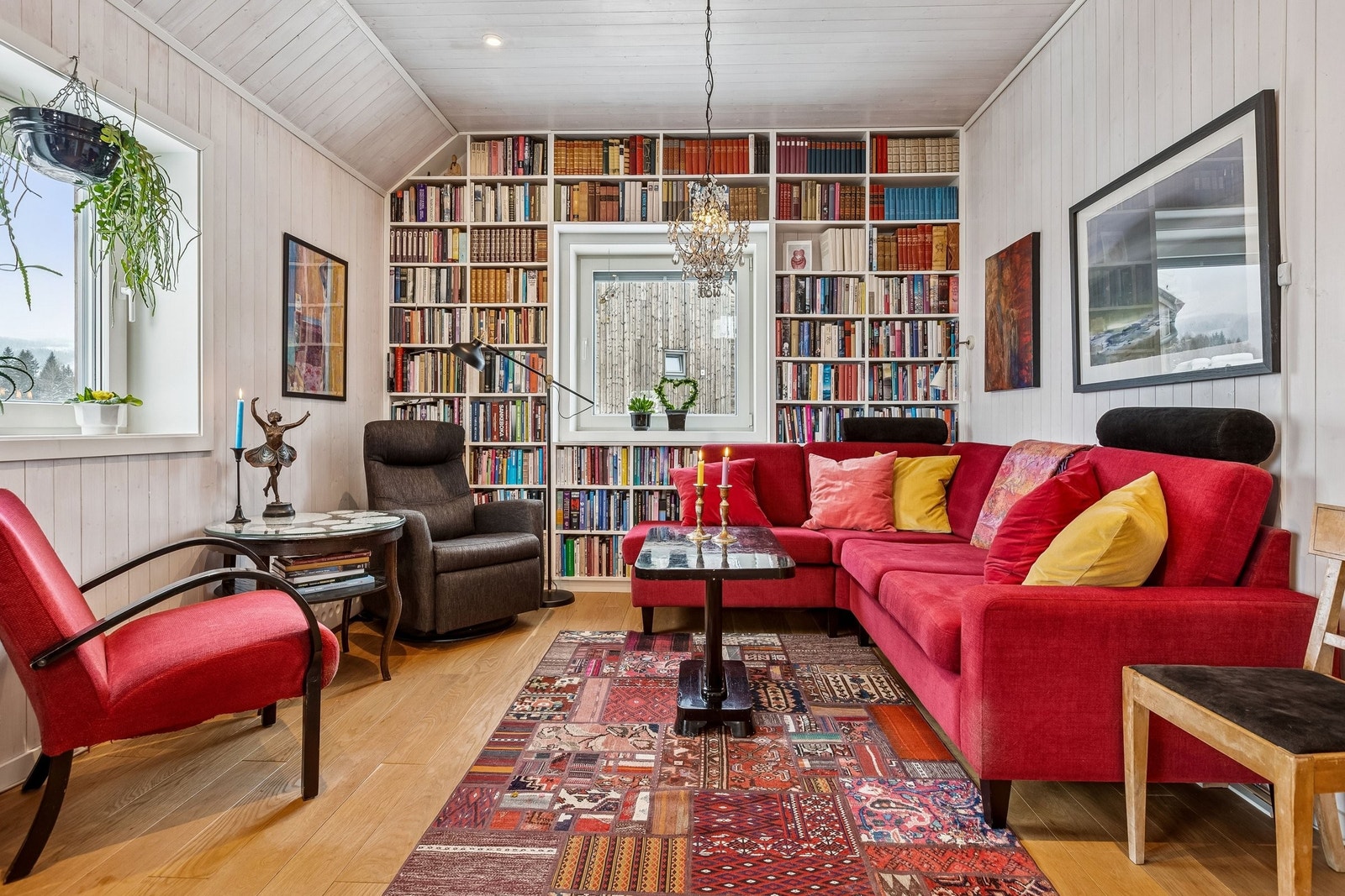 Her i stua er det god plass til ro og fred eller kaffekos med venner. Galleribilde