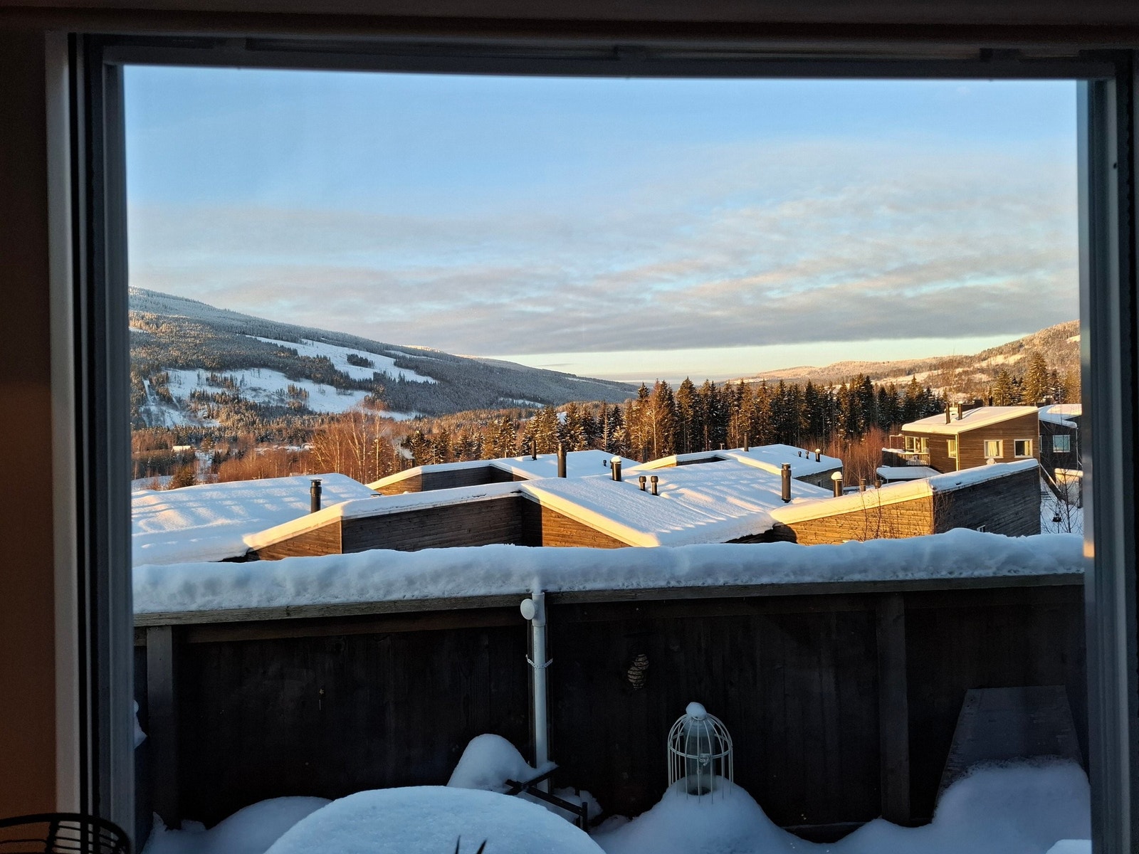 Her ser du utsikten gjennom det kjøkkenviduet som var rett fram på forrige bilde. Det er lett å drømme seg bort her også. Og hyggelig å se på småfuglene som spiser om du er en som liker det. Galleribilde