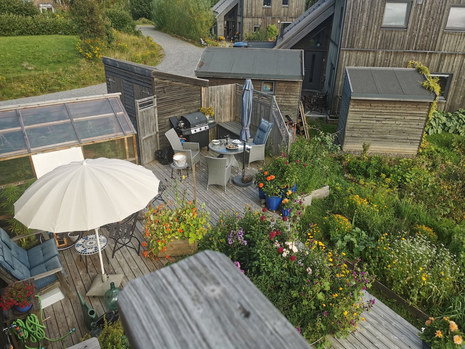 .....la oss se fra toppen av trappa og ned i den usjenerte hagen om sommeren. Galleribilde