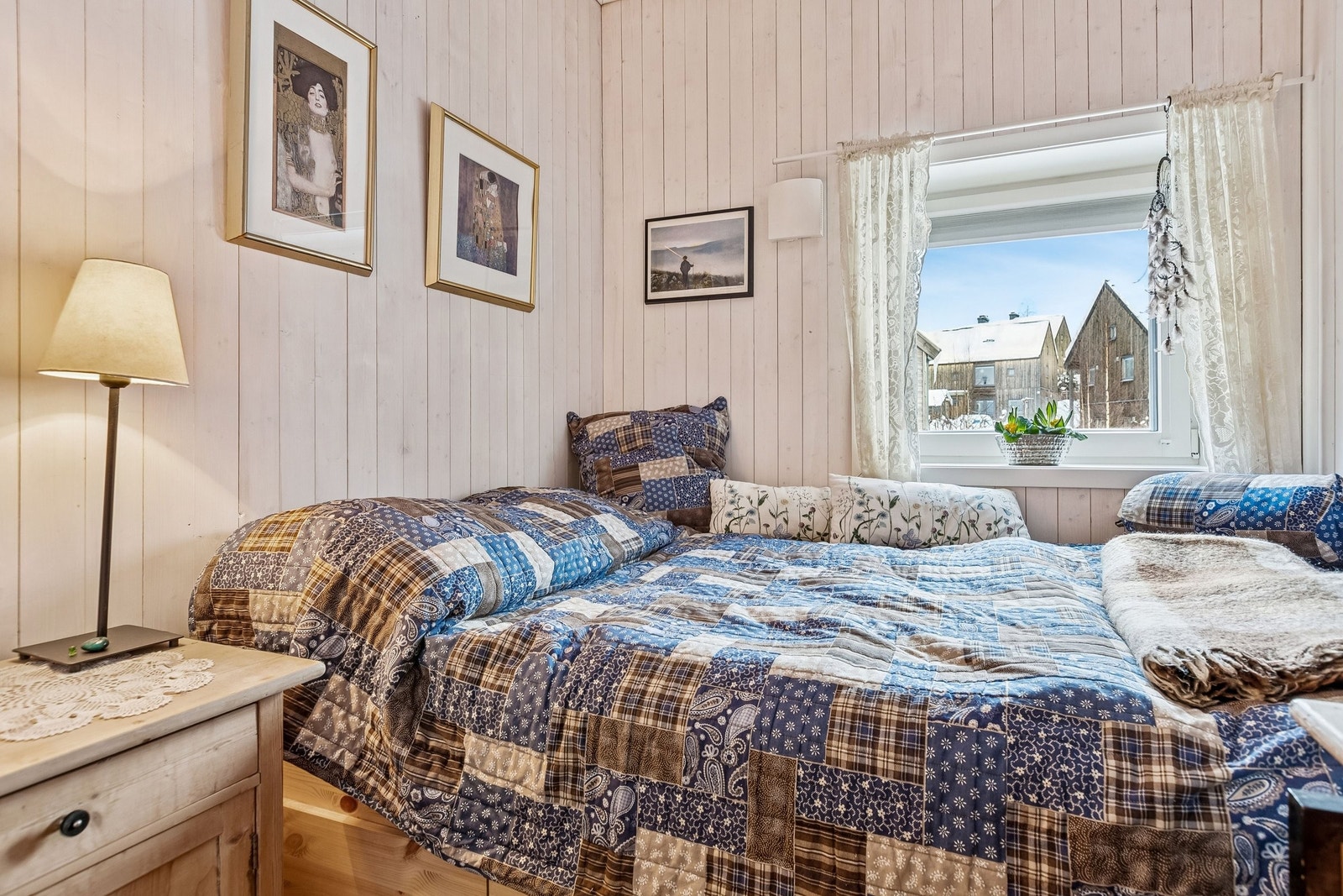 Og så er det sengekroken, koselig å krype opp i for småfolk på besøk eller om du bare ønsker ro og fred. Til høyre ved døra, er det en stor kommode og til venstre et stort skap med gode lagringsmuligheter. Galleribilde