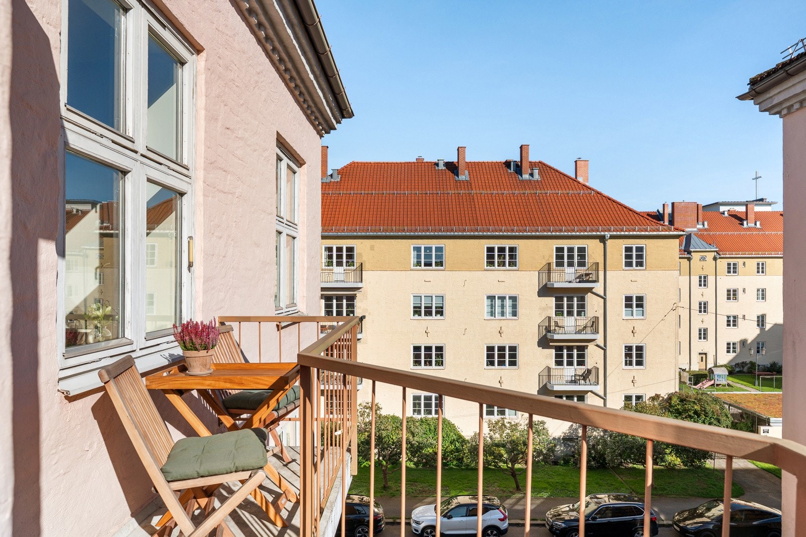 Hyggelig brannbalkong fra felles oppgang. Galleribilde