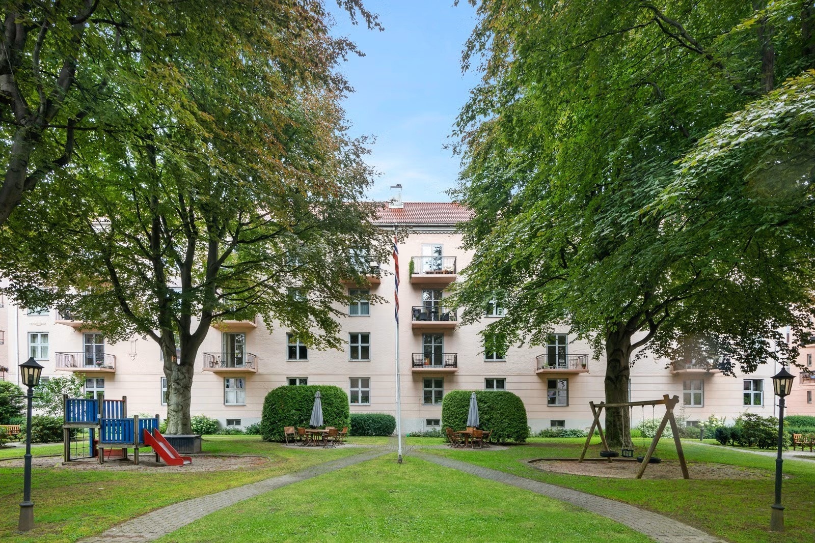 Attraktiv internbeliggenhet i gården, med kort vei ut til en idyllisk og skjermet felleshage. Galleribilde