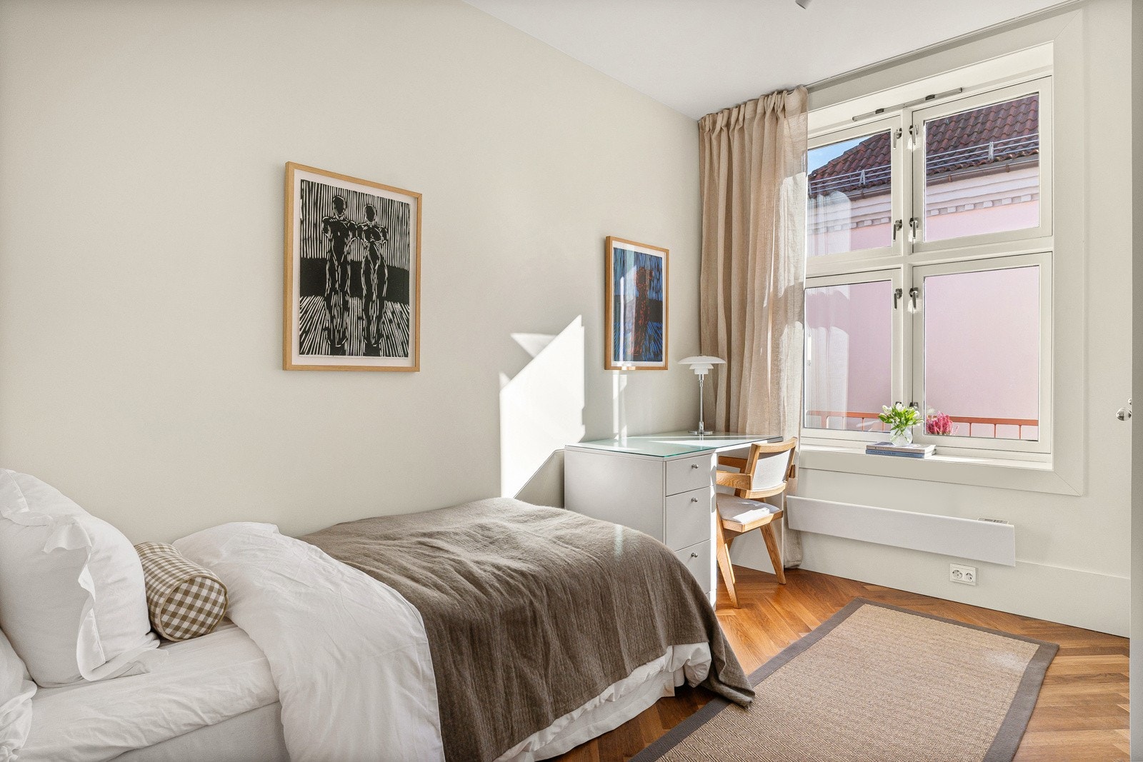 Soverom II er også av god størrelse med plass til seng, skrivebord og garderobe. Galleribilde