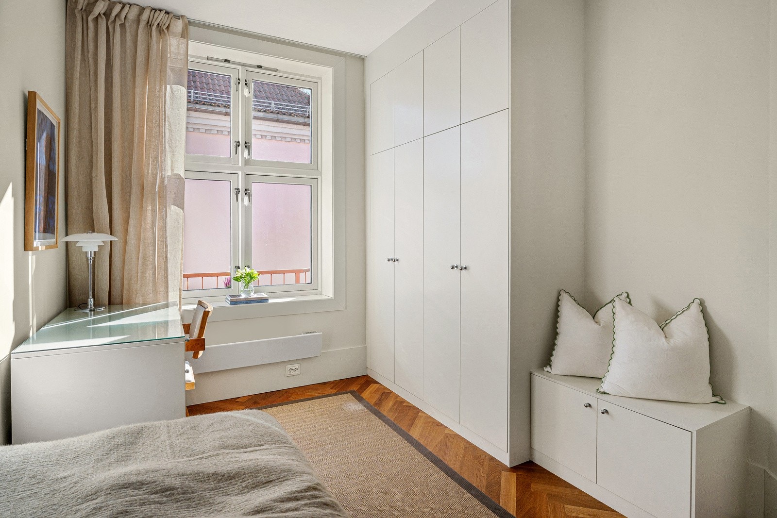 Gode oppbevaringsmuligheter. Delikate, nymalte overflater. Galleribilde