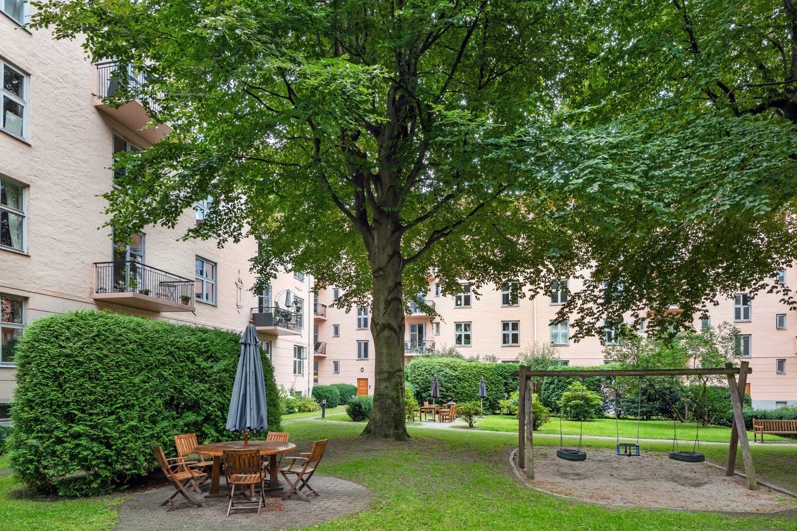 Koselig hage kan nytes av beborne, tilrettelagt for en hver. Galleribilde