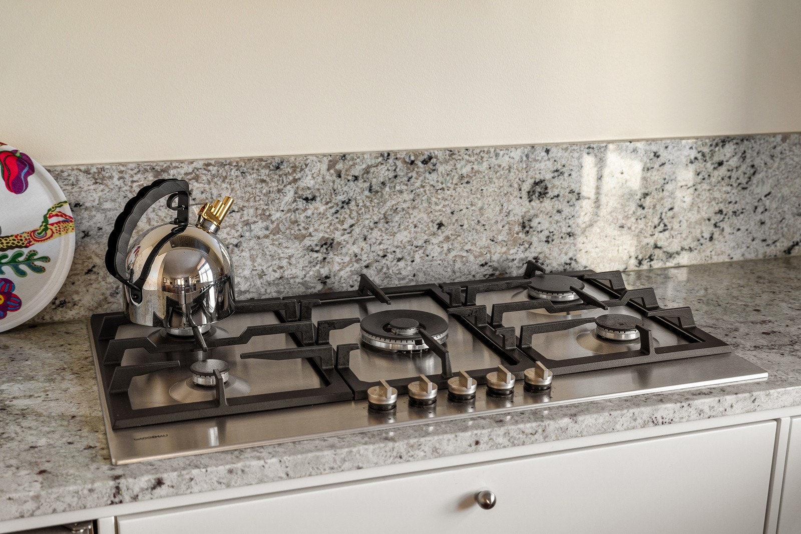 Medfølgende hvitevarer fra Gaggenau/Miele som gasstopp, vinskap, oppvaskmaskin, stekeovn og kombi kjøl/frys. Galleribilde