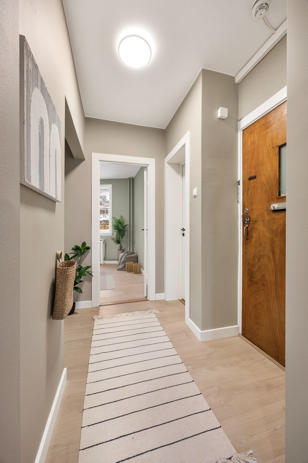 Velkommen inn i en lys entré. Alle overflater i leiligheten er fra 2025. Galleribilde