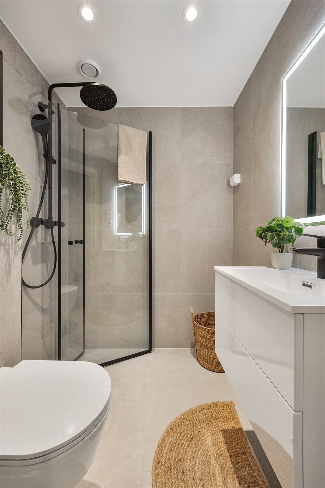 Badet er fra 2026 og har delikate fliser, elektrisk gulvvarme og moderne innredning. Galleribilde