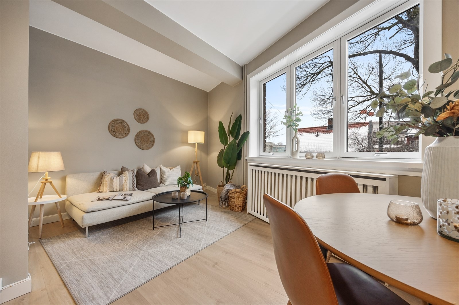 Store vindusflater slipper inn rikelig med dagslys. Fjernvarme er inkludert i felleskostnadene. Galleribilde