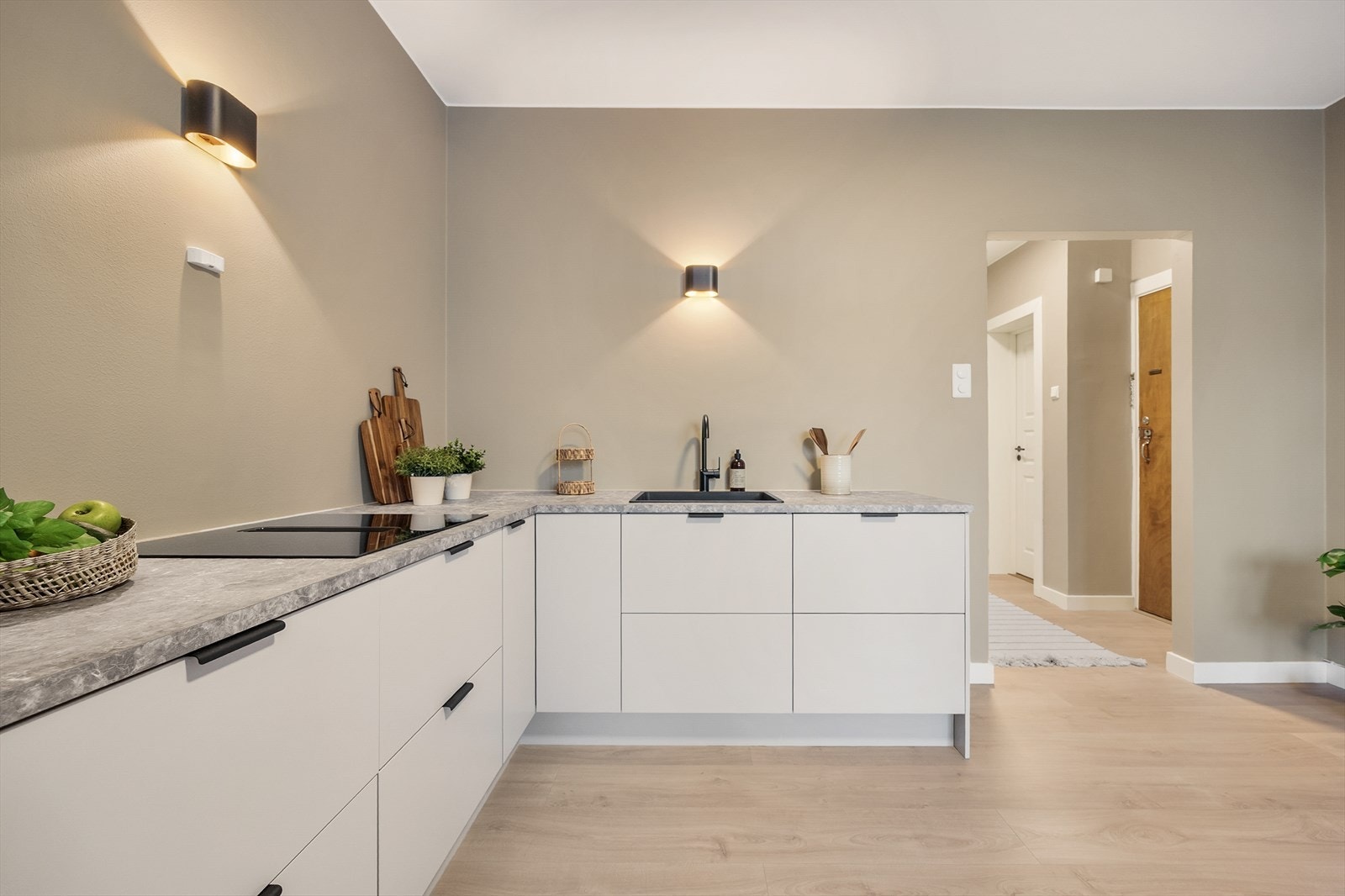 En praktisk vinkelløsning gir rikelig med arbeidsflate på en slitesterk laminatbenkeplate. Galleribilde