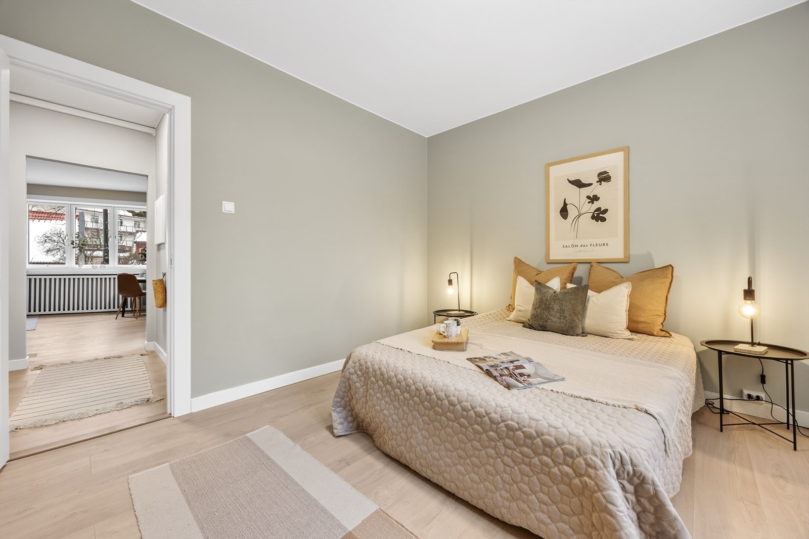 Gjennomgående laminatgulv og malte vegger gir et helhetlig inntrykk. Galleribilde