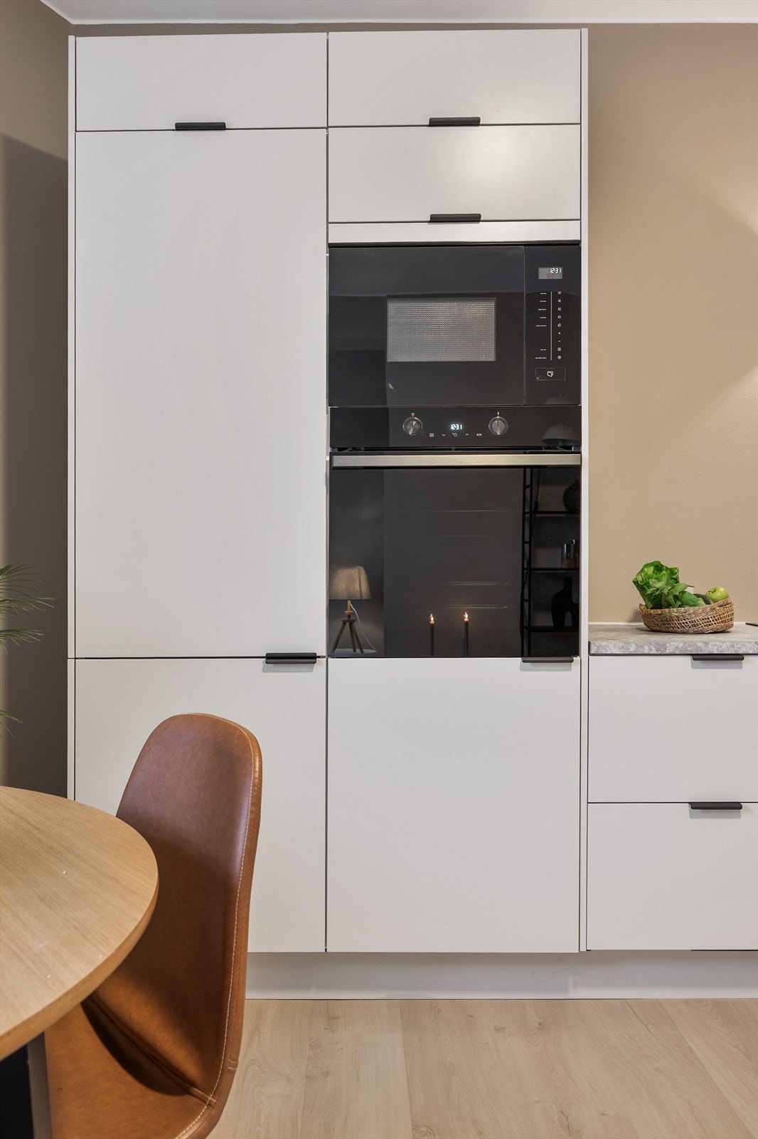 Integrerte hvitevarer inkluderer stekeovn, mikrobølgeovn, oppvaskmaskin og kjøl/frys. Galleribilde