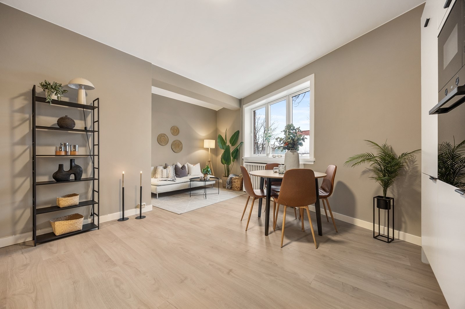 En gjennomgående leilighet som ble vesentlig oppgradert i 2026, med åpen stue- og kjøkkenløsning. Galleribilde