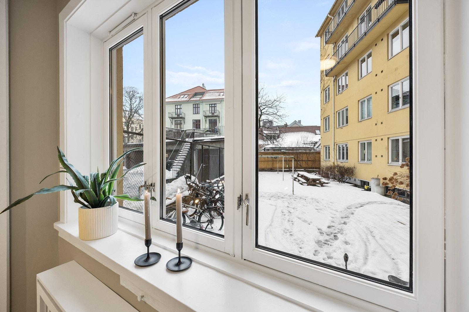 Fra vinduene er det utsyn mot den felles, opparbeidede bakgården. Galleribilde