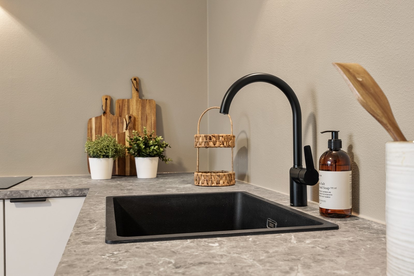 Kjøkkenet er utstyrt med Waterguard for økt sikkerhet. Galleribilde