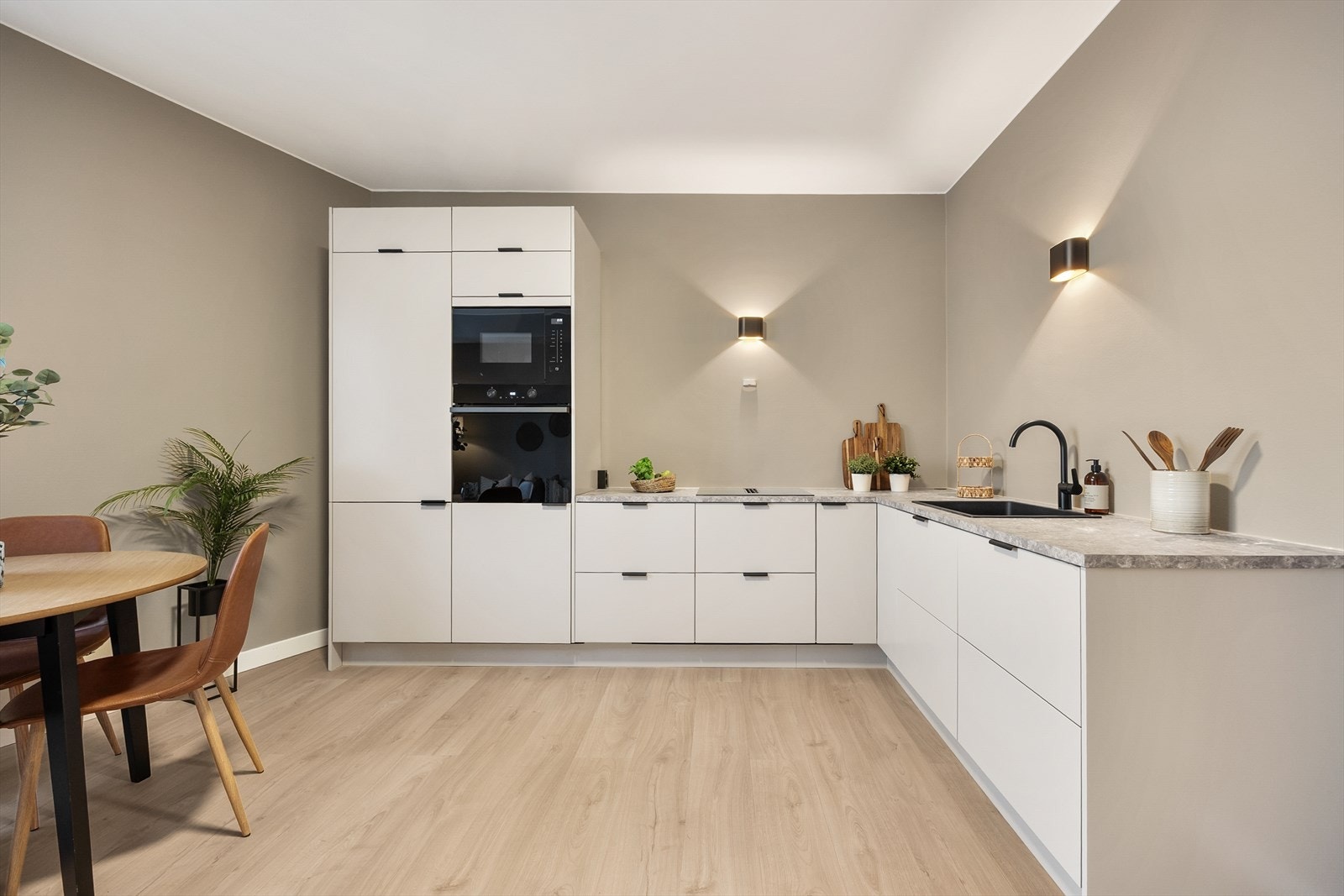 Kjøkkenet er en moderne Epoq-innredning fra 2025 med slette fronter og god skapplass. Galleribilde